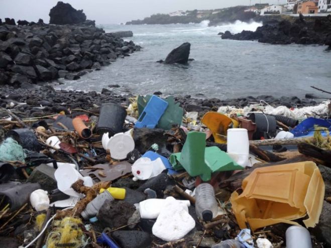 Mais de 6 milhões de toneladas de lixo vão ao mar todos os anos