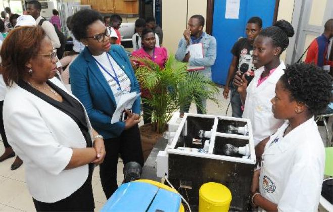 Jovens estudantes partilham stand de exposições em feira de tecnologia e inovação, em Luanda /Foto do CDI do MINCT